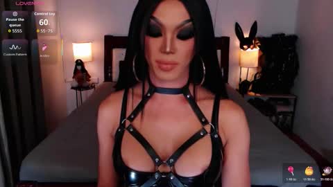 Queen Jenifer online show from 10/28/25, 06:54