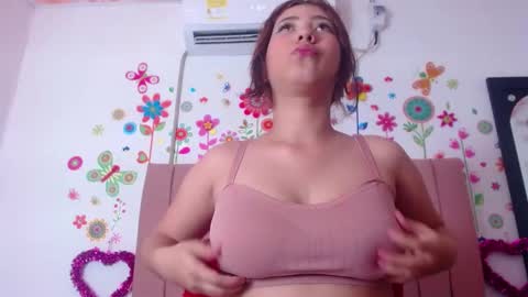 Snapshot of jenn_sky_ chatting on 02/04/25, 03:00 JENN online show from 02/04/25, 03:00