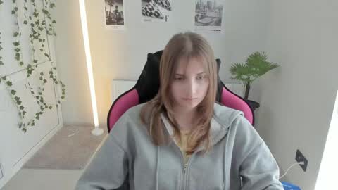 Snapshot of jenniestar chatting on 04/25/26, 02:03 Karla online show from 04/25/26, 02:03