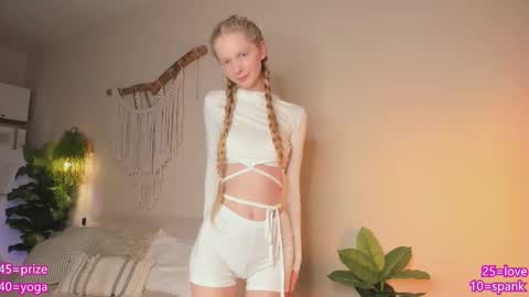 Snapshot of jenny_ames chatting on 12/17/25, 08:37 Jenny online show from 12/17/25, 08:37