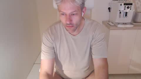Snapshot of jeroen84nl chatting on 11/12/25, 05:19 jeroen84nl online show from 11/12/25, 05:19
