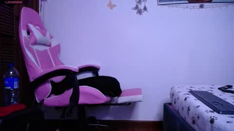 Snapshot of jessi1986_ chatting on 10/23/25, 12:37 Jessie online show from 10/23/25, 12:37