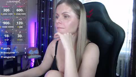 Snapshot of jessiemays chatting on 03/09/25, 03:32 Jess online show from 03/09/25, 03:32