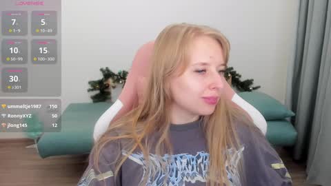 Snapshot of jessy_comely chatting on 12/17/24, 01:27 Jessy online show from 12/17/24, 01:27