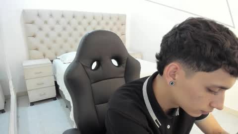 jhoanleandro online show from 10/24/25, 05:04