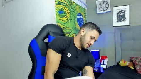 Snapshot of jhonny_flames7 chatting on 11/29/25, 04:04 jhonny online show from 11/29/25, 04:04