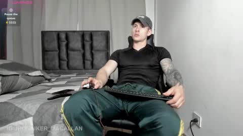 Snapshot of jhonny_macallan chatting on 12/15/25, 10:25 Jhonaiker online show from 12/15/25, 10:25