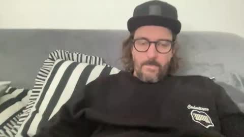 Snapshot of jimboo400 chatting on 10/14/25, 10:05 jimboo400 online show from 10/14/25, 10:05