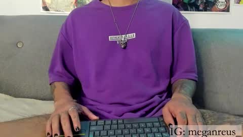 Snapshot of johncarrie chatting on 03/09/25, 04:49 John carrie    Independent  Help me reach my goal 100 likes and 10000 followers  online show from 03/09/25, 04:49
