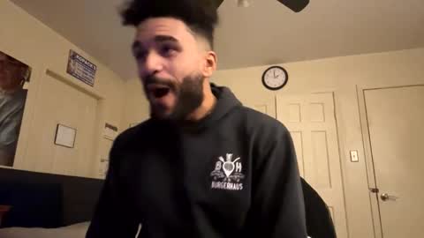 Snapshot of johnmkop chatting on 12/15/25, 07:01 Mikemike online show from 12/15/25, 07:01