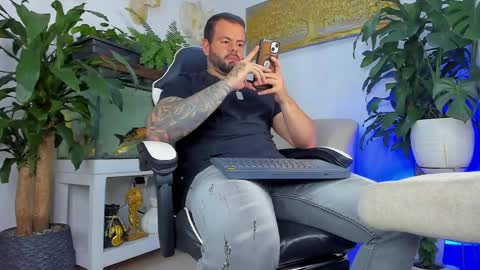 Snapshot of johnnygrayson_ chatting on 05/10/26, 01:22 JOHNNY online show from 05/10/26, 01:22