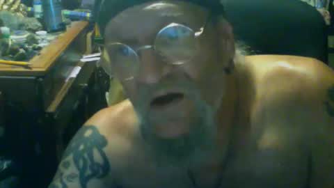 Snapshot of johnnyshung1 chatting on 12/03/25, 04:27 johnnyshung1 online show from 12/03/25, 04:27