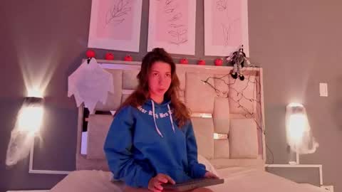 Snapshot of jolie_lov chatting on 09/30/25, 01:49 jolie_lov online show from 09/30/25, 01:49
