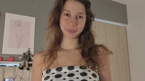 Snapshot of jolie_lov chatting on 10/18/25, 01:23 jolie_lov online show from 10/18/25, 01:23