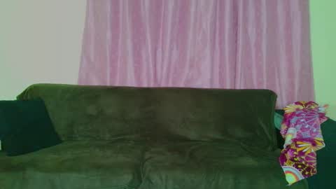 Snapshot of joyshe__vergara chatting on 12/17/25, 04:18 online show from 12/17/25, 04:18