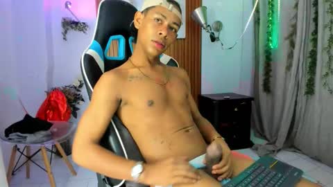 juan_contreras7 online show from 10/23/25, 11:31