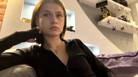 Lola online show from 11/04/25, 02:49