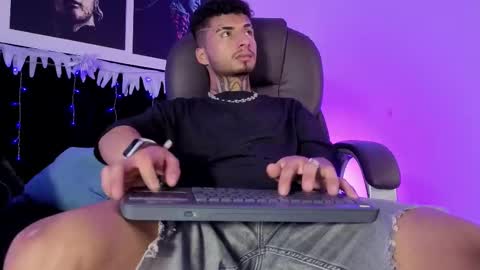 juancamilo66_ online show from 12/17/25, 03:23