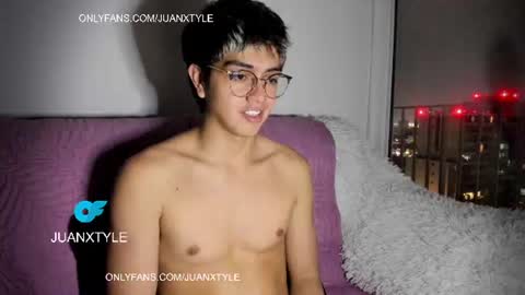 Snapshot of juancamroom chatting on 06/27/26, 04:17 . online show from 06/27/26, 04:17