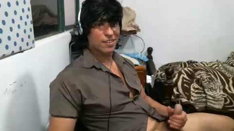 Snapshot of juanito2727 chatting on 12/21/24, 05:03 amor online show from 12/21/24, 05:03