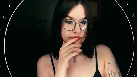 Snapshot of juicy_burrito chatting on 11/17/25, 09:20 Bella online show from 11/17/25, 09:20