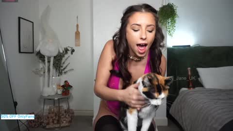 Snapshot of juicy_jane_uk chatting on 11/19/25, 05:46 online show from 11/19/25, 05:46