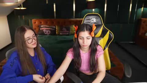 Snapshot of juicy_secrets_054 chatting on 03/03/26, 11:49 Elza online show from 03/03/26, 11:49