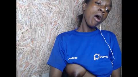 Snapshot of juicyberryx chatting on 02/03/25, 12:04 queen online show from 02/03/25, 12:04