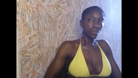 Snapshot of juicyberryx chatting on 02/19/25, 12:00 queen online show from 02/19/25, 12:00
