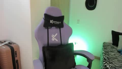 Snapshot of juli_santos_22 chatting on 02/22/25, 04:19 juli_santos_22 online show from 02/22/25, 04:19