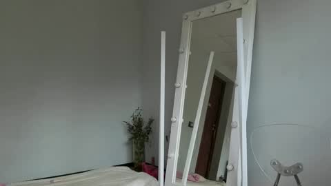 Snapshot of julia_giulia chatting on 09/17/25, 12:40 julia_giulia online show from 09/17/25, 12:40