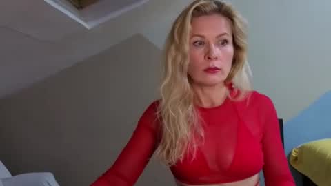 Snapshot of julia_giulia chatting on 10/25/25, 04:57 julia_giulia online show from 10/25/25, 04:57