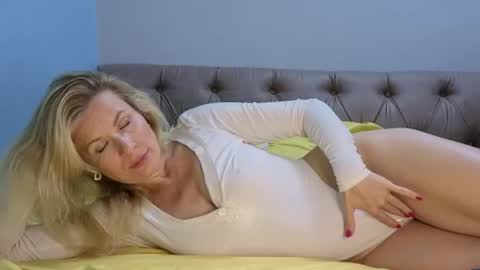 Snapshot of julia_giulia chatting on 10/30/25, 08:31 julia_giulia online show from 10/30/25, 08:31