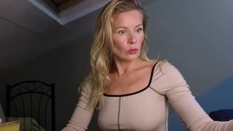 Snapshot of julia_giulia chatting on 11/12/25, 07:57 julia_giulia online show from 11/12/25, 07:57