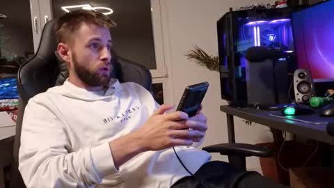 julia_official online show from 01/13/26, 08:58