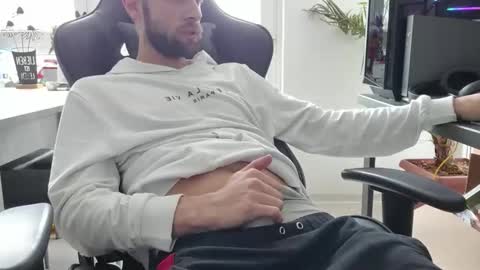 julia_official online show from 02/05/26, 12:21