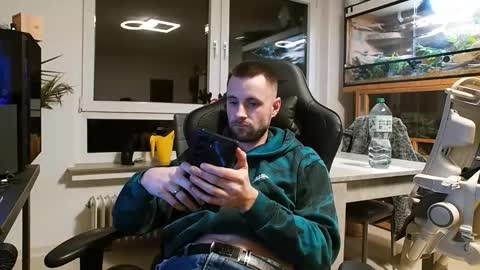 julia_official online show from 02/19/26, 06:26