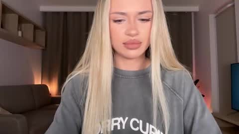 Julia R Le online show from 10/13/25, 07:47