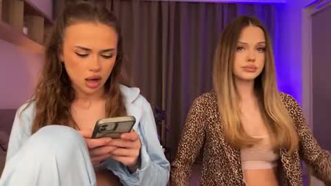 Julia R Le online show from 03/25/26, 07:42