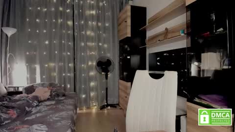 julia_t_mog online show from 10/17/25, 08:22