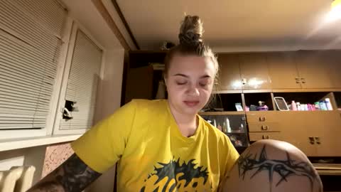 Snapshot of juliacrazy_ chatting on 10/04/25, 03:43 juliacrazy_ online show from 10/04/25, 03:43