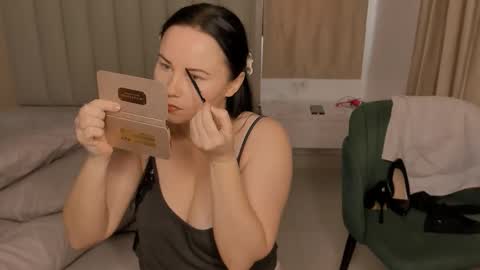 juliamillss online show from 11/17/25, 04:51