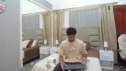 Snapshot of julian_billy chatting on 02/13/25, 11:39 julian billy online show from 02/13/25, 11:39