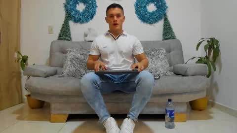 Snapshot of julian_wallace chatting on 12/20/24, 09:39 julian_wallace online show from 12/20/24, 09:39