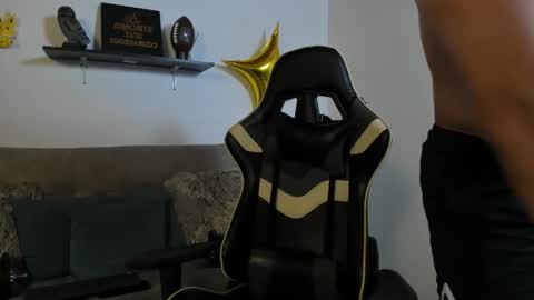 Snapshot of julian_wallace chatting on 10/23/25, 08:18 julian_wallace online show from 10/23/25, 08:18