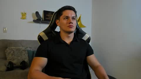 Snapshot of julian_wallace chatting on 10/27/25, 07:07 julian_wallace online show from 10/27/25, 07:07