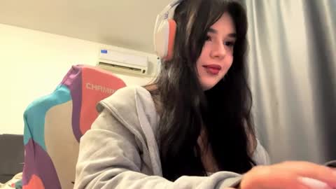 Snapshot of julianesanzo chatting on 05/22/26, 09:15 MIa online show from 05/22/26, 09:15