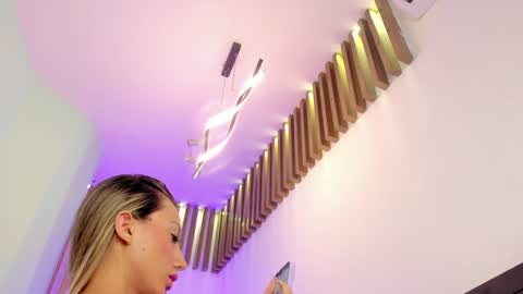 Snapshot of juliasprouse_ chatting on 12/19/24, 02:57 Julias online show from 12/19/24, 02:57
