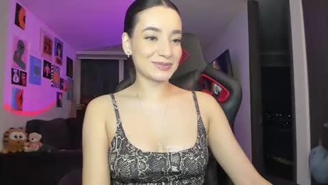 Snapshot of julidavila chatting on 04/18/26, 12:25 Jeimy Help me to reach 100 thumbs up online show from 04/18/26, 12:25