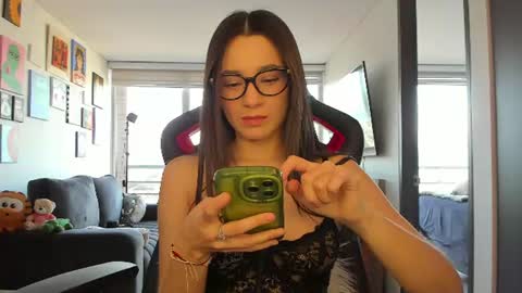 Snapshot of julidavila chatting on 06/25/26, 10:36 Jeimy Help me to reach 100 thumbs up online show from 06/25/26, 10:36